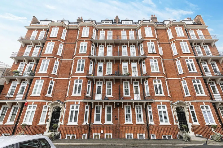 Stylish 3-bed Flat w / Balcony is West Kensington