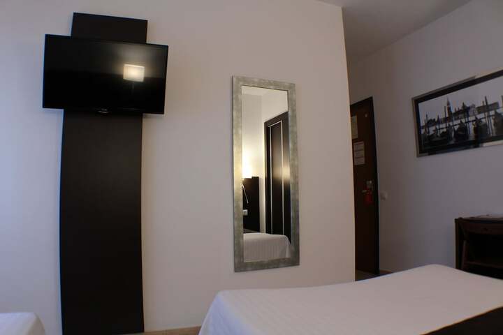 Room 10 of 35