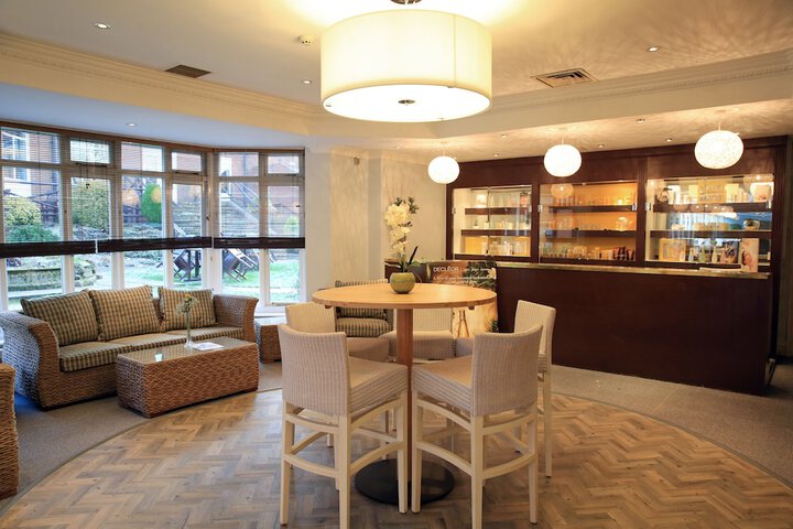 Lounge 84 of 100