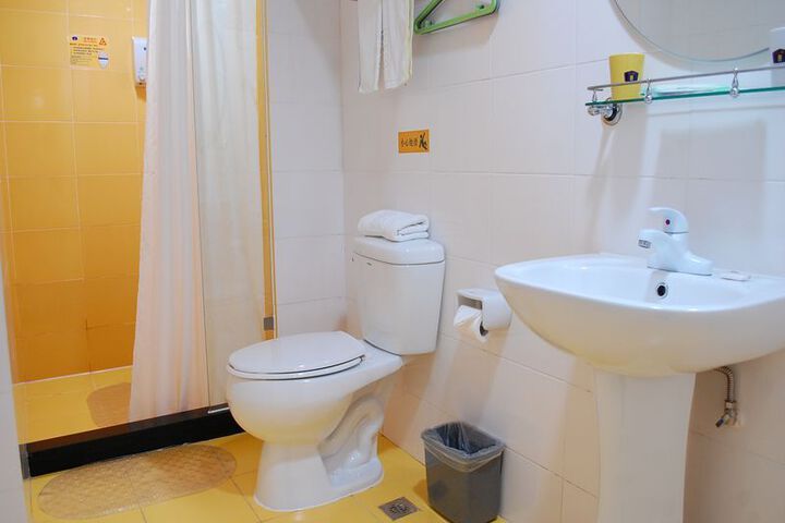Room 4 of 8