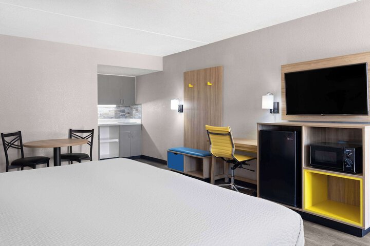 1 King Bed (6 of 32)