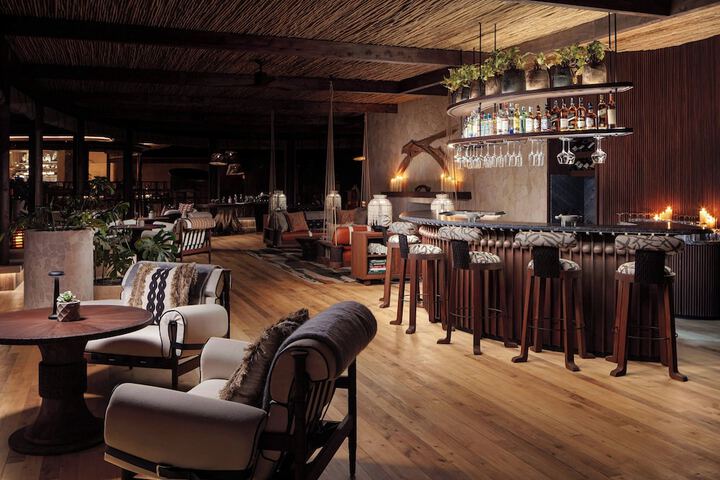 Lounge 102 of 113