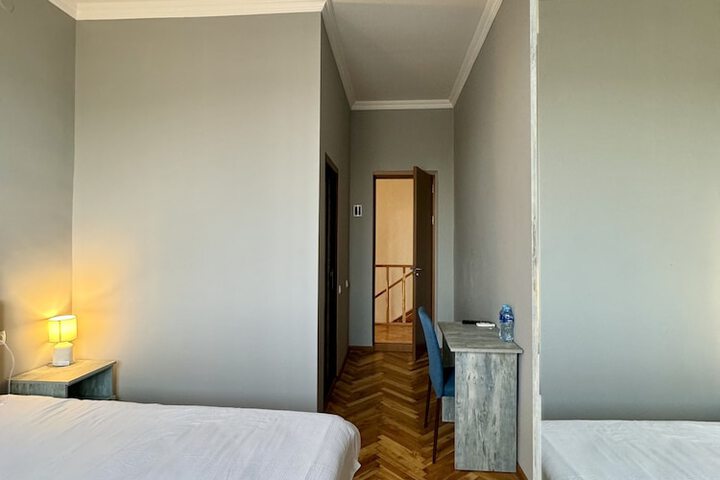 Room 9 of 26