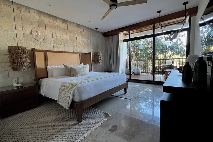 Room 4 of 103