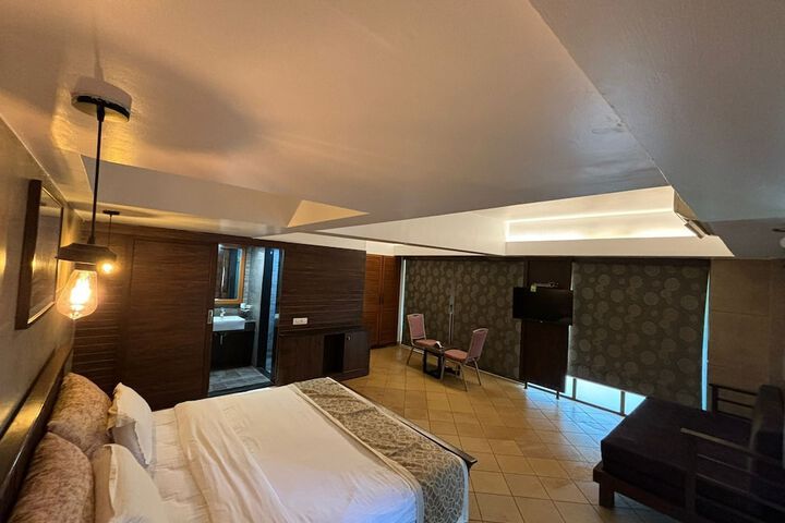 Room 9 of 19
