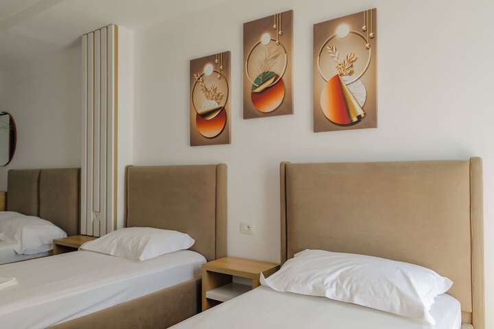 Room 10 of 98