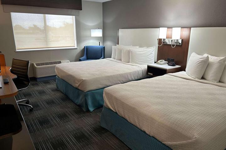 2 Queen Beds Flat Screen Television Work Desk Microwave and Refrigerator, Coffee Maker Full Breakfast (1 of 6)