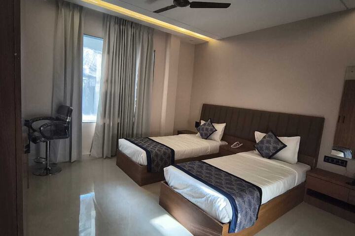 Room 2 of 10
