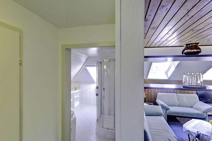 Room 33 of 42