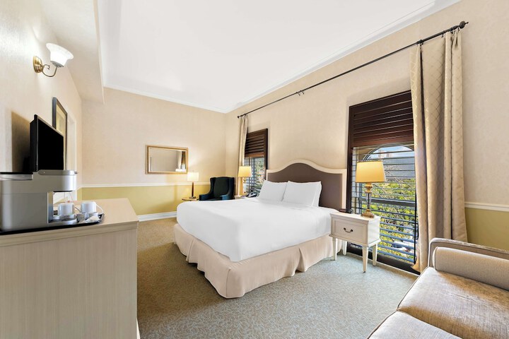 Suite 2 Queen Beds Sitting Area WiFi Coffee and Tea Maker Bathtub and Shower Continental Breakfast (24 of 29)