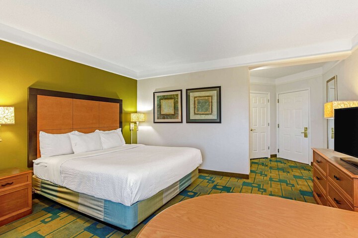 1 King Bed Deluxe Room (14 of 23)