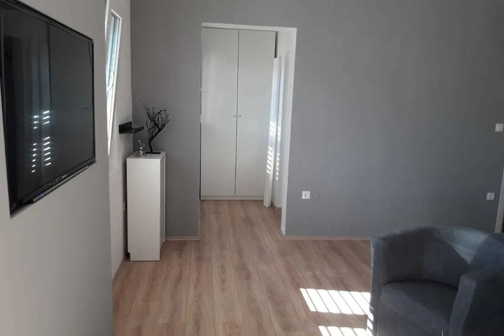 Room 4 of 16