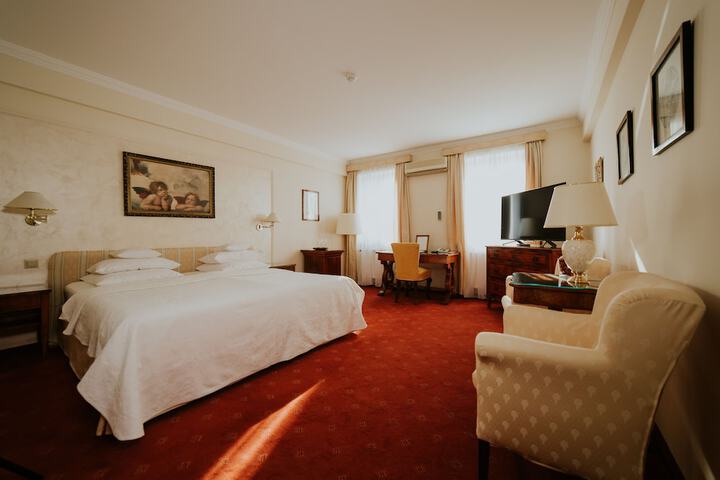 Room 7 of 32
