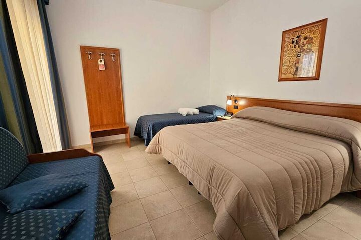 Room 10 of 32
