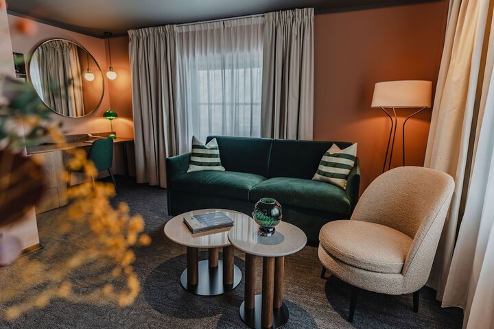 Room 18 of 105