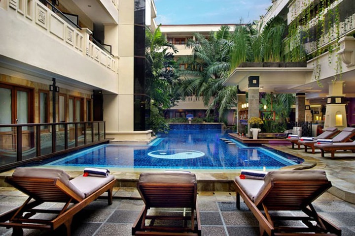 Hotel with Pool