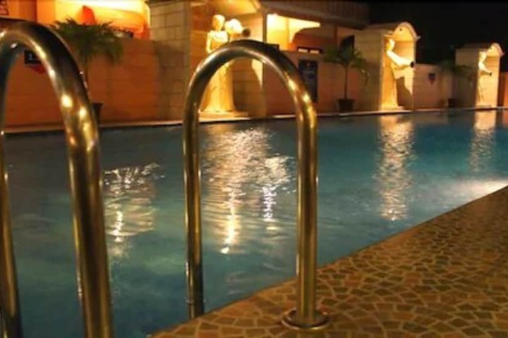 Pool Hotel