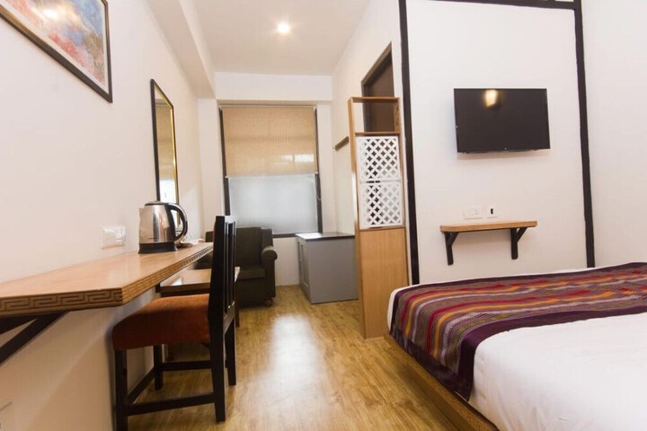 Room 10 of 18