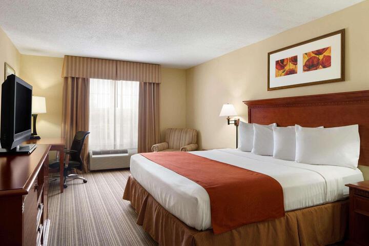 1 King Bed (3 of 10)