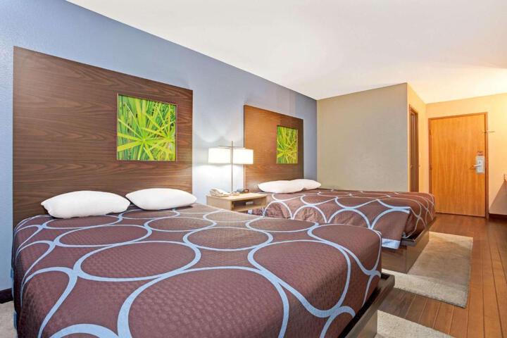 1 Queen Bed (1 of 20)
