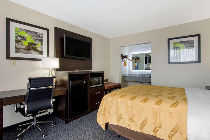 1 Queen Bed (9 of 9)