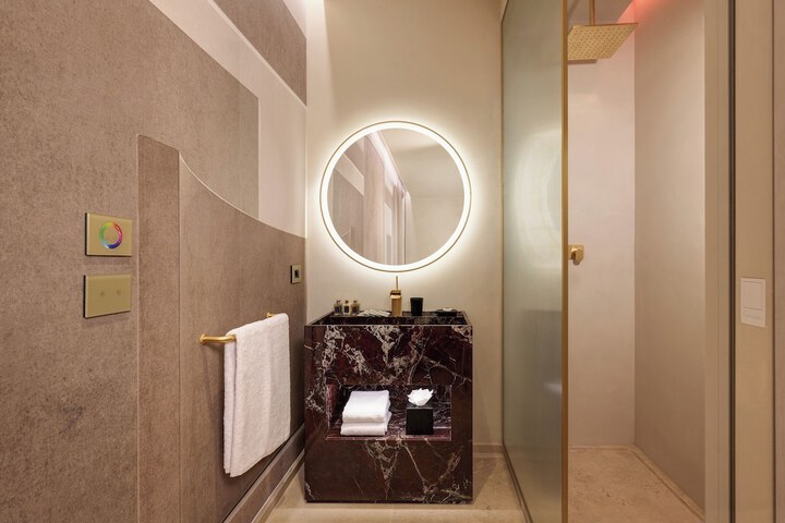 Room 32 of 51