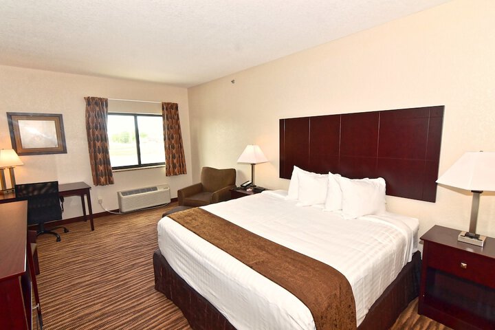 1 King Bed Accessible (20 of 23)
