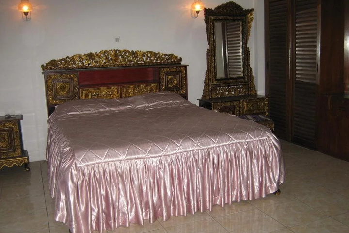 Room 2 of 10
