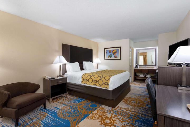 1 King Bed (1 of 10)
