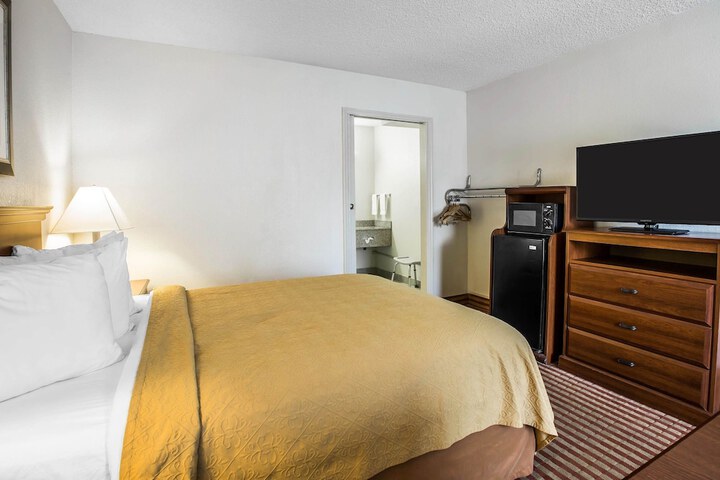 1 Queen Bed (1 of 10)