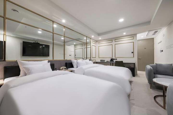 Room 9 of 42