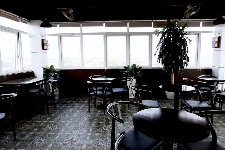 Lounge 22 of 32