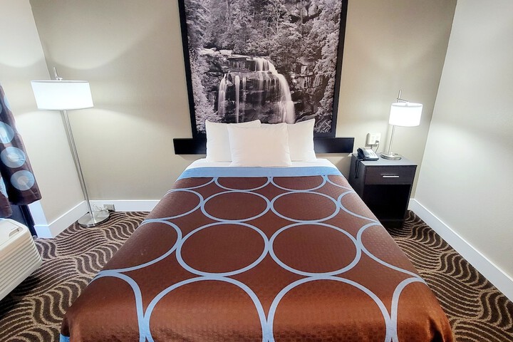 1 Queen Bed (6 of 12)