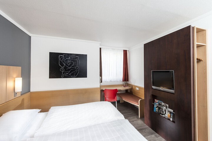 Room 2 of 46