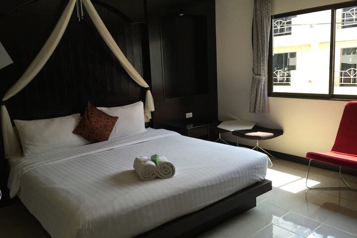 Room 6 of 12