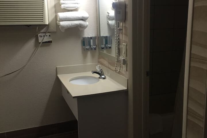 1 King Bed (3 of 8)