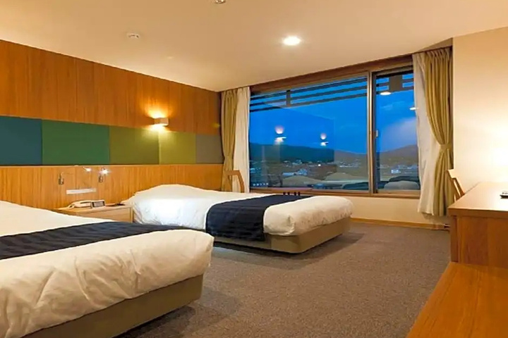 Room 2 of 6