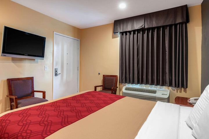 1 Queen Bed (23 of 34)