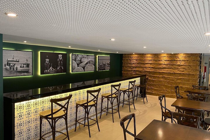 Lounge 106 of 127