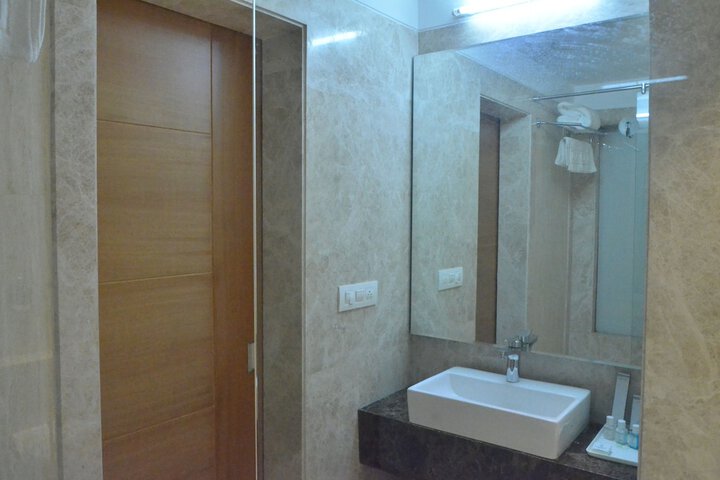 Room 27 of 38
