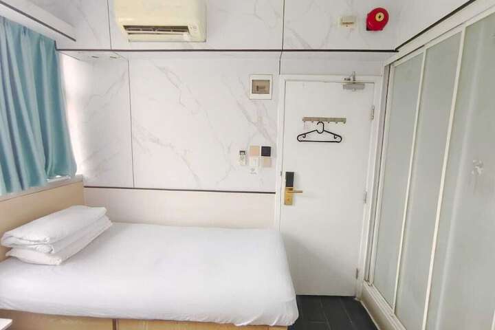 Room 32 of 69