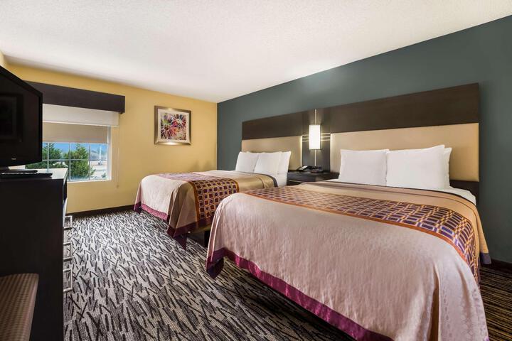 2 Queen Beds Microwave and Refrigerator WiFi Full Breakfast (5 of 15)