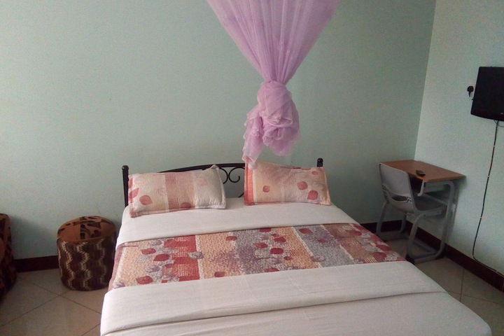 Room 4 of 8