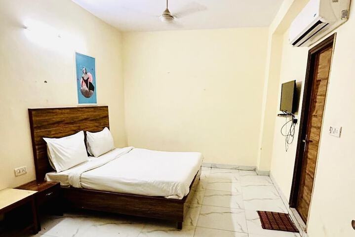 Room 5 of 15