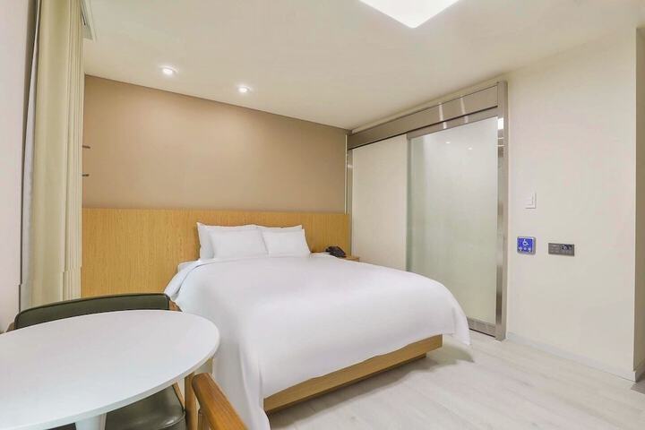 Room 6 of 76