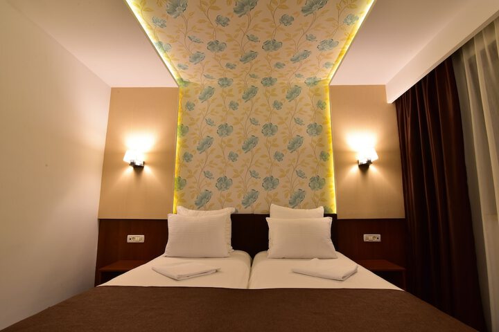 Room 6 of 36