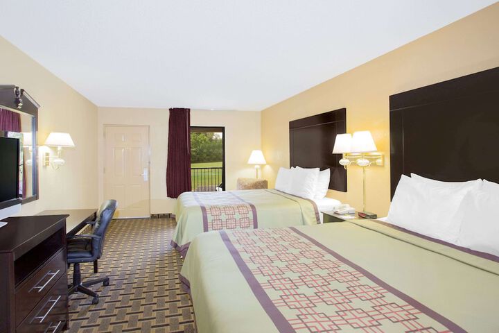 2 Queen Beds (1 of 6)