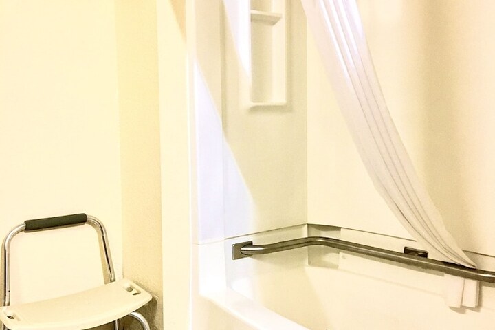 1 Queen Bed Mobility Accessible Roll in Shower (24 of 26)
