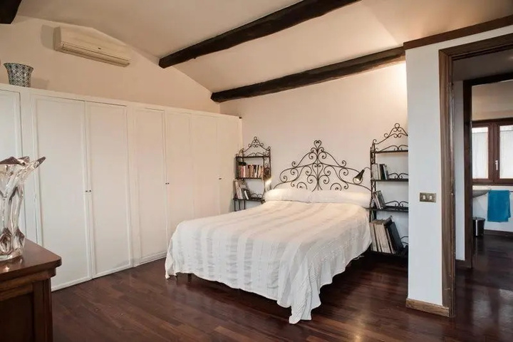 Room 6 of 9