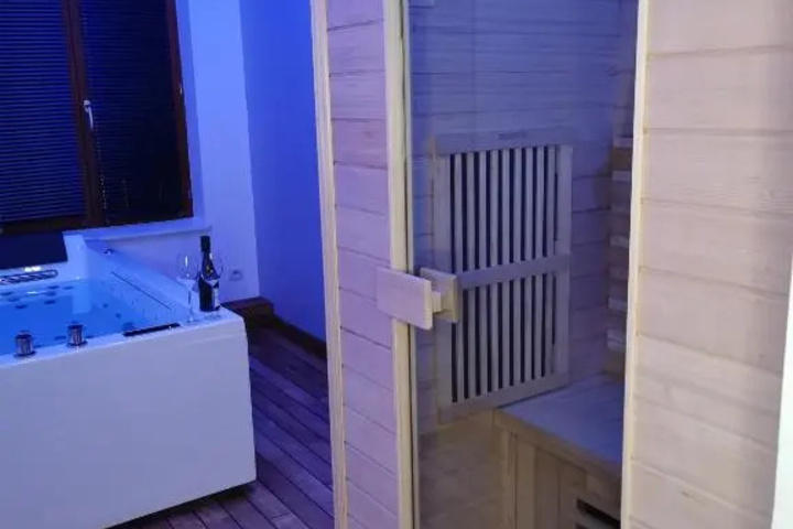 Room 5 of 18